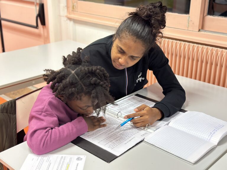 LES ENGAGÉS ONT COMMENCÉ LE SOUTIEN SCOLAIRE AUPRÈS DES ENFANTS DE L’ASSOCIATION PARI